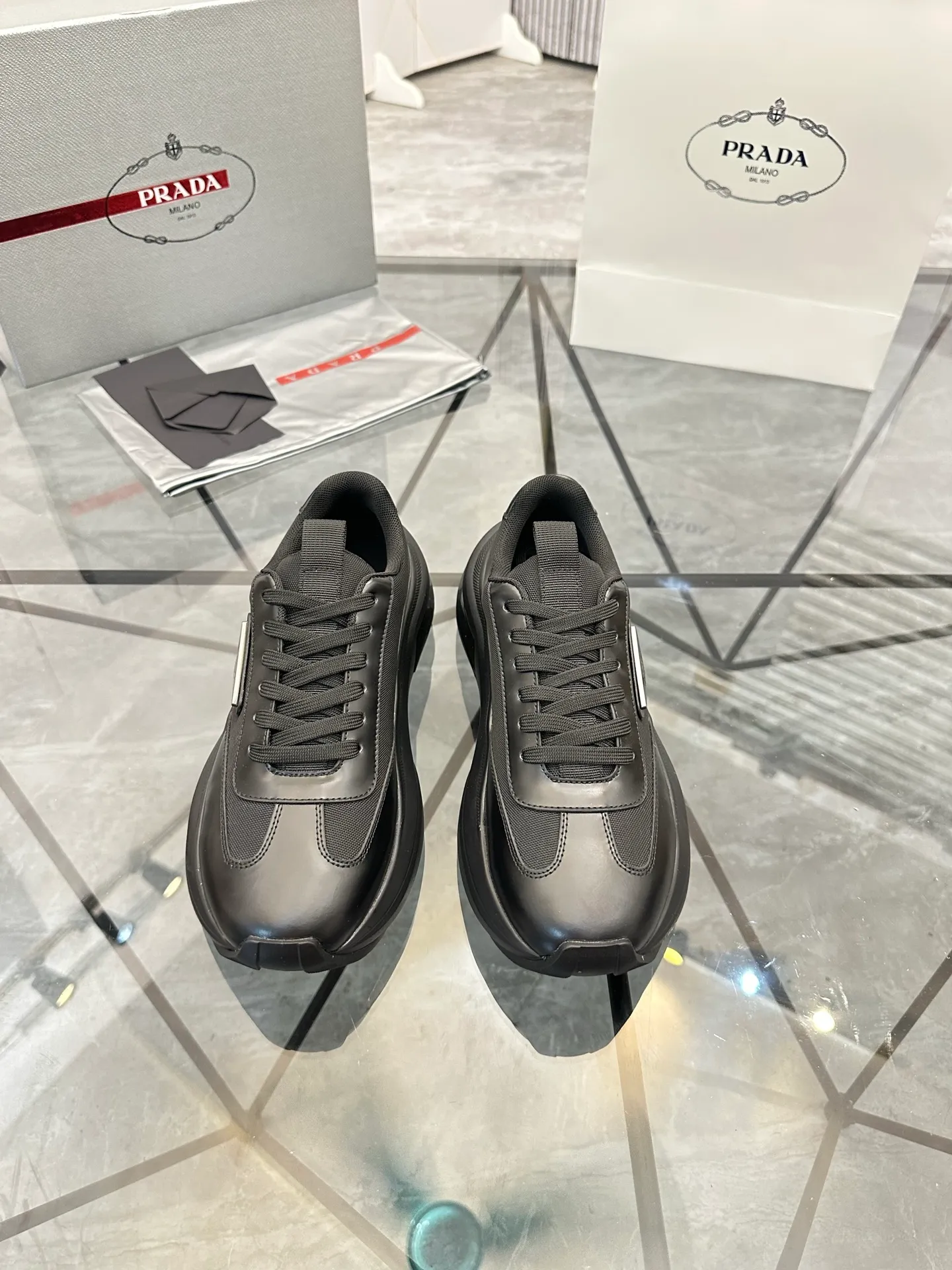 Men's shoes: 💰P680¥ High-end top quality Product trademark: Prada *"Prada*" low-top casual shoes Regular size: 38-45 (can be customized to 46) Product materials: Upper imported cowhide spliced ​​with breathable mesh, breathable lining, cowhide foot pads, original ultra-light foam outsole. No.: 001